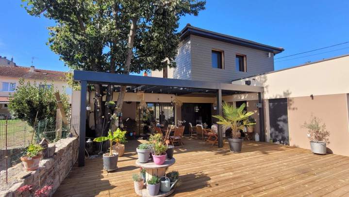 Pergola métallique design Coudes