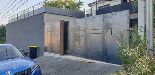 Beau portail en métal Coudes