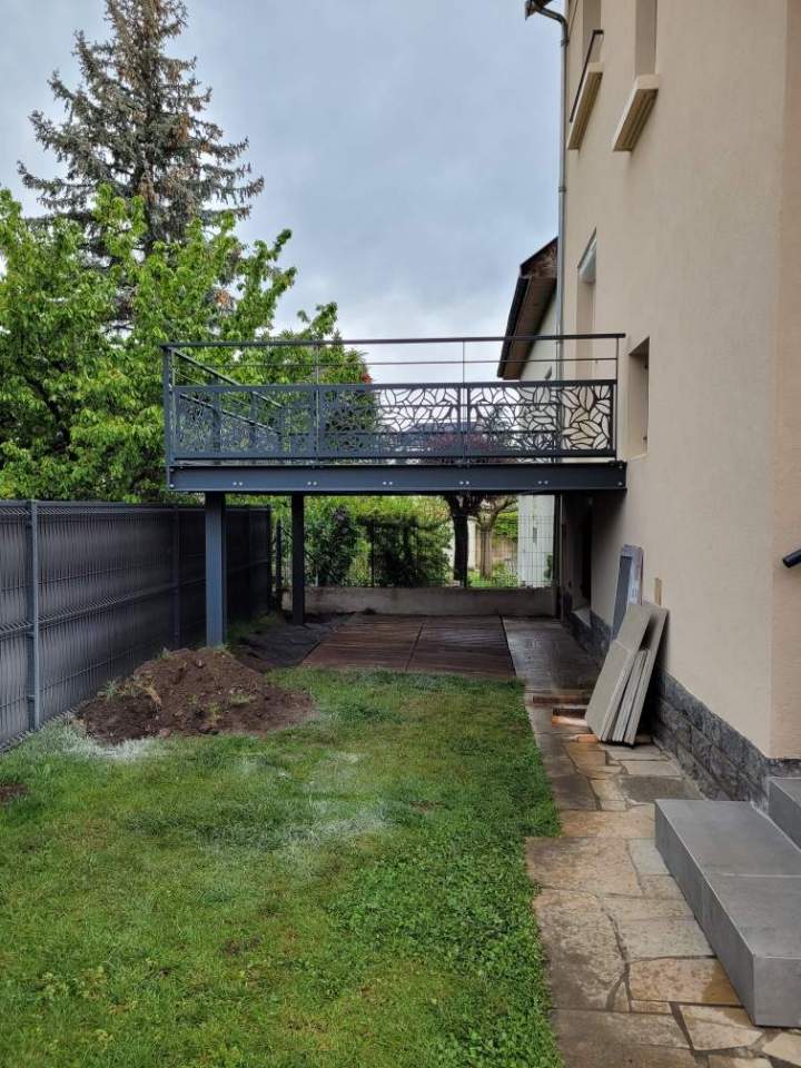 Terrasse avec garde-corps métal Coudes