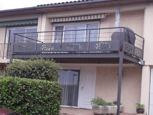 Terrasse métal design Coudes