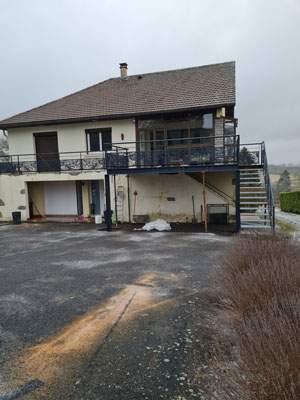 Terrasse avec garde-corps fer forgé Coudes